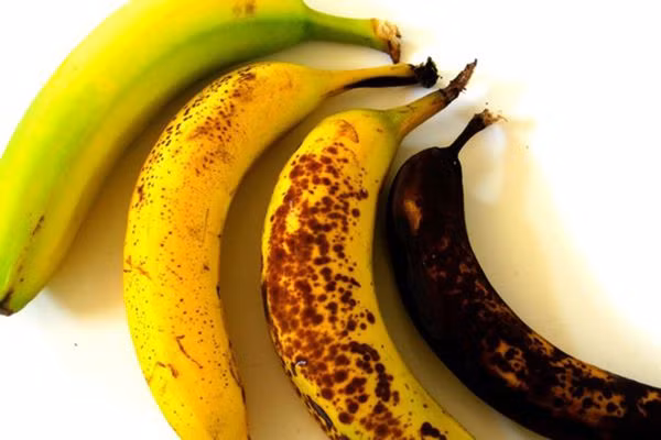 Cách phân biệt chuối chín tự nhiên hay dấm hóa chất Cach phan biet chuoi chin tu nhien hay dam hoa chat