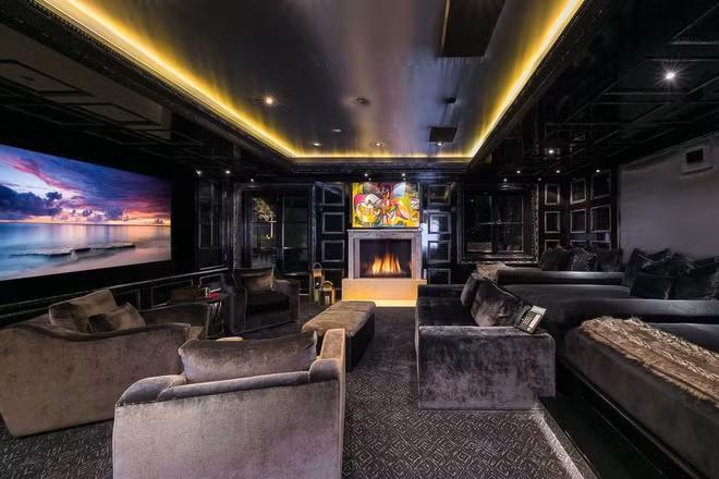Rạp chiếu phim trong nhà được thiết kế độc đáo với tông màu đen tuyền chủ đạo và được trang bị hệ thống âm thanh, máy chiếu hiện đại.
