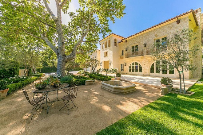 Ngôi nhà nằm kín đáo trong một khuôn viên sân vườn rộng rãi, được bao quanh bởi những cây sồi cao lớn, tường rào, và hệ thống an ninh tối tân nhằm đảm bảo tính riêng tư cho gia chủ.