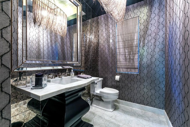 Phòng tắm chính lộng lẫy với những họa tiết cầu kỳ cùng các tiện nghi cao cấp không khác gì một khu spa sang trọng.