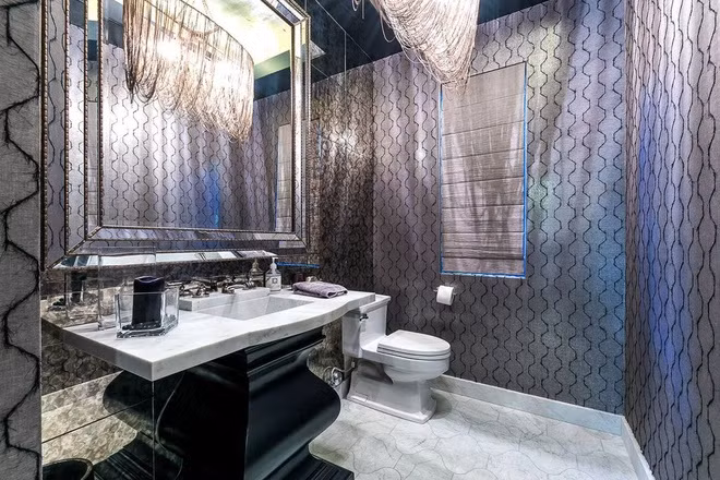 Phòng tắm chính lộng lẫy với những họa tiết cầu kỳ cùng các tiện nghi cao cấp không khác gì một khu spa sang trọng.