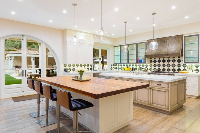 Nhà bếp thông thoáng với những trang thiết bị nấu nướng hiện đại. Khu vực này nằm sát hiên nhà và được trang bị một chỗ ăn sáng riêng biệt.