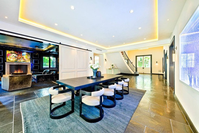 Không gian ăn uống thông thoáng, được thiết kế cởi mở với những nội thất đơn giản, được bài trí một cách tinh tế.