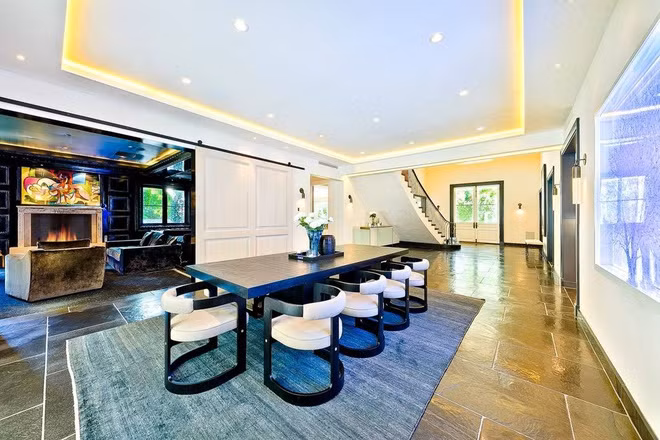 Không gian ăn uống thông thoáng, được thiết kế cởi mở với những nội thất đơn giản, được bài trí một cách tinh tế.