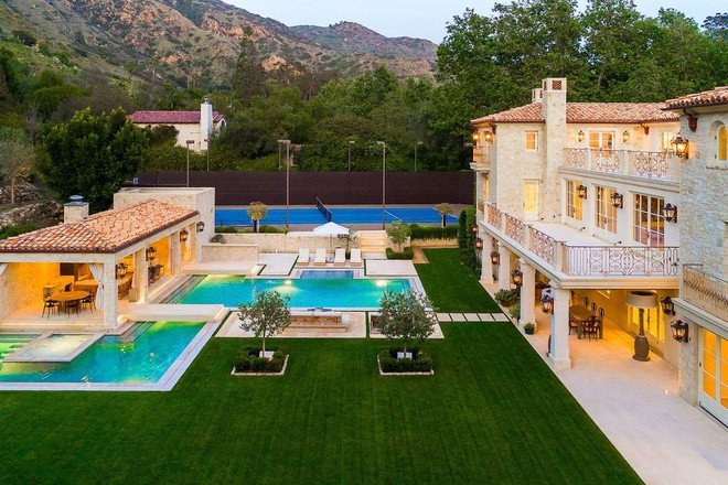 Những tiện nghi ngoài trời nổi bật bao gồm nhà để xe rộng rãi, sân tennis, hồ bơi, và khu vực ăn uống.