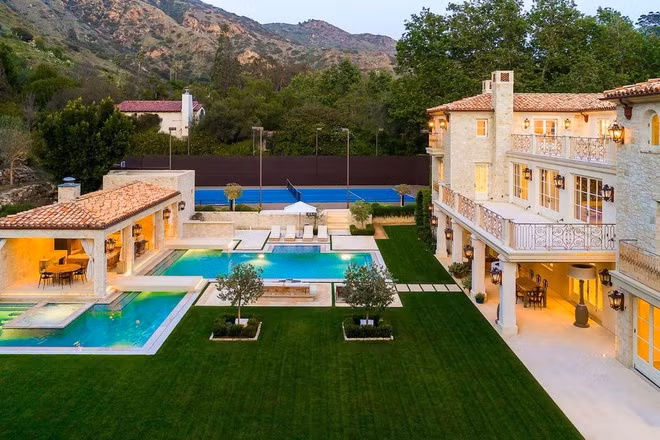 Những tiện nghi ngoài trời nổi bật bao gồm nhà để xe rộng rãi, sân tennis, hồ bơi, và khu vực ăn uống.