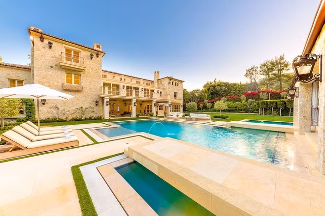 Căn biệt thự nằm trên một chân đồi, được xây vào năm 2015, mang phong cách truyền thống vùng Địa Trung Hải, có diện tích hơn 1.100 m2 với 8 phòng ngủ và 10 phòng tắm.