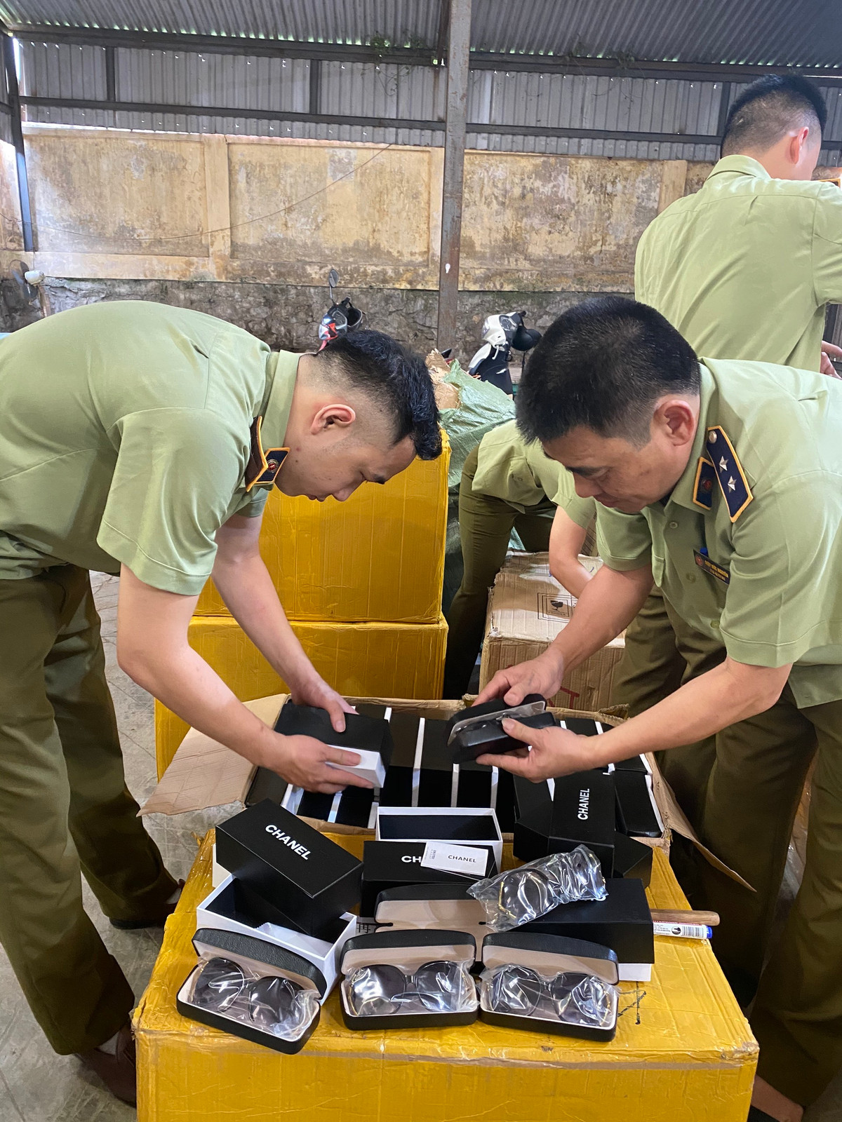 500 kinh mat hieu Chanel, hang ve tu Lang Son nghi do gia