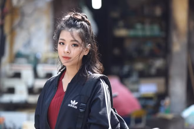  Hồng Khanh: Trong hai con gái của NSƯT Chiều Xuân, em gái Hồng Khanh được chú ý hơn cả bởi tham gia nhiều hoạt động nghệ thuật cũng như sự kiện giải trí. Cô bé tham gia Giọng hát Việt nhí mùa đầu tiên cùng Quang Anh, Phương Mỹ Chi… Năm đó, giọng hát trong trẻo của Hồng Khanh khiến các giám khảo ngỡ ngàng và thích thú từ những câu hát đầu tiên. Sau đó, tất cả giám khảo bấm nút chọn con gái NSƯT Chiều Xuân.