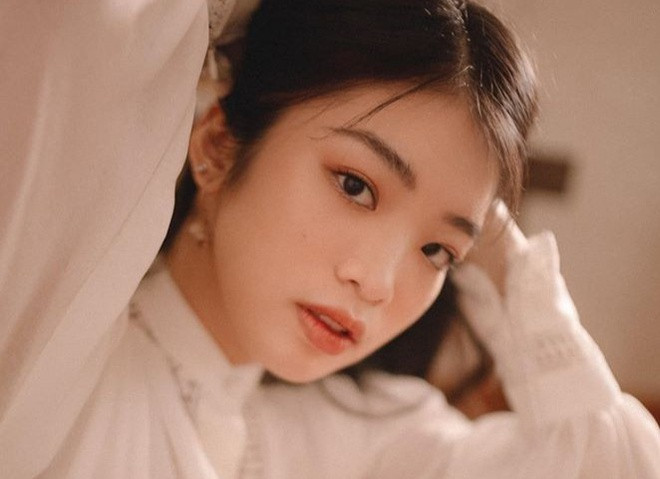  Thu Cầm: Cùng ngày, con gái Duy Mạnh - Thu Cầm - cũng có sản phẩm âm nhạc của riêng mình mang tên 14 ngày xa anh. Bài hát do chính Duy Mạnh sáng tác cho con gái và thuộc thể loại ballad. Cô gái sinh năm 2000 có chất giọng khá tốt nhưng chưa phải xuất sắc, nhiều nốt trầm còn phô. Tuy nhiên, ở tuổi 20, Thu Cầm được đánh giá là giọng ca tiềm năng của Vpop.