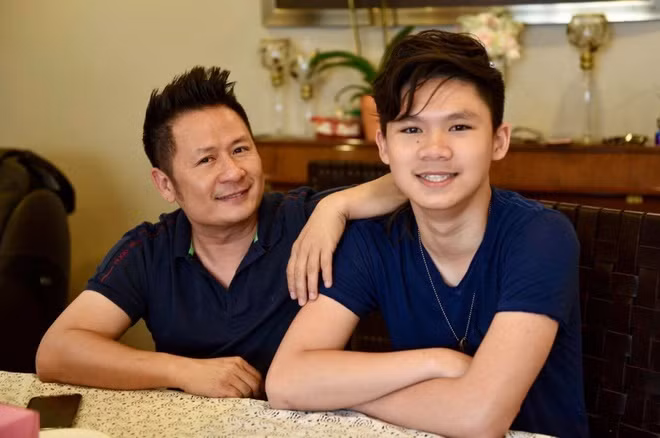  Beckam Nguyễn: Beckam (tên Việt là Bằng Phương) là con trai cả của ca sĩ Bằng Kiều. Chàng trai có năng khiếu chơi guitar, nhảy hiện đại và hiện theo học trường nghệ thuật Huntington Beach Academy for the Performing Art tại California (Mỹ). Beckam sớm bộc lộ tố chất âm nhạc. Khi chia sẻ video cover các ca khúc, con trai Bằng Kiều được khen ngợi. Đặc biệt, màn thể hiện ca khúc Bohemian Rhapsody từng gây chú ý trên mạng xã hội.