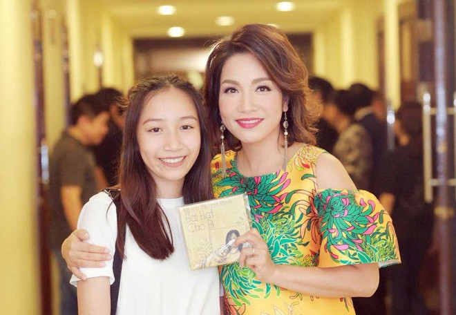 Trên trang cá nhân, ca sĩ Mỹ Linh chia sẻ về hành trình thực hiện MV của con gái. “Nhớ những ngày con cặm cụi dán từng cái hộp rồi hỏi mẹ đi sân bay nhớ xin cho con mấy nhãn dễ vỡ và lao đi mượn đủ thứ, tự make up, tự quay, tự dựng. Đến ngày quay, các cô bảo sao con làm gì mà mấy ngày trời cứ một mình bật máy quay, hát đi hát lại thế... Chuyên ngành con học là Music và Film nên được thử sức, bố mẹ ủng hộ thôi, chỉ là không cho tiền cũng không giúp được gì nhiều, cổ vũ động viên là chính”.