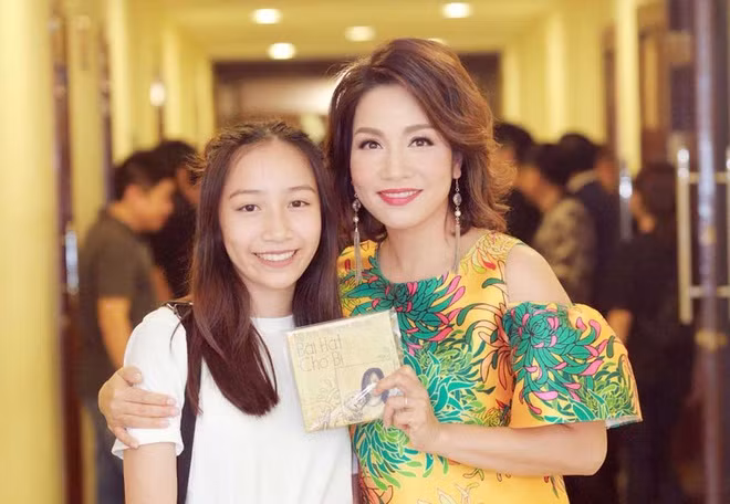 Trên trang cá nhân, ca sĩ Mỹ Linh chia sẻ về hành trình thực hiện MV của con gái. “Nhớ những ngày con cặm cụi dán từng cái hộp rồi hỏi mẹ đi sân bay nhớ xin cho con mấy nhãn dễ vỡ và lao đi mượn đủ thứ, tự make up, tự quay, tự dựng. Đến ngày quay, các cô bảo sao con làm gì mà mấy ngày trời cứ một mình bật máy quay, hát đi hát lại thế... Chuyên ngành con học là Music và Film nên được thử sức, bố mẹ ủng hộ thôi, chỉ là không cho tiền cũng không giúp được gì nhiều, cổ vũ động viên là chính”.