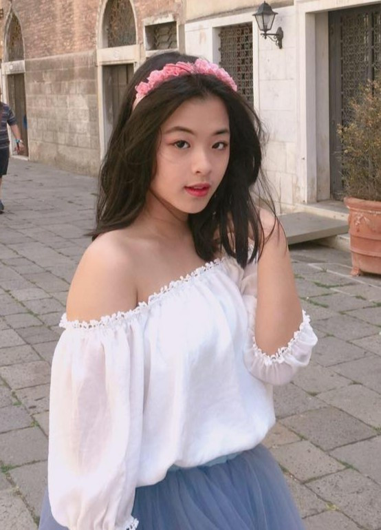 Sau nhiều năm, Hồng Khanh tập trung cho việc học. Ngoài việc học ở trường, con gái nghệ sĩ Chiều Xuân học thêm thanh nhạc, luyện piano, guitar... và thỉnh thoảng cover một số ca khúc được giới trẻ yêu mến. Cuối năm 2019, bản cover Người hãy quên em đi Hồng Khanh hát cùng mẹ gây sốt mạng xã hội. Cô gái 16 tuổi được khen ngày càng xinh đẹp, giọng hát cũng ngọt ngào, cảm xúc. Hồng Khanh tâm sự âm nhạc luôn là niềm đam mê của cô. Ngoài cha mẹ, Sơn Tùng M-TP chính là thần tượng, tiếp thêm cho cô cảm hứng trong âm nhạc.