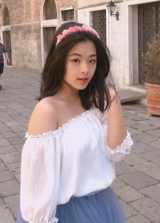 Sau nhiều năm, Hồng Khanh tập trung cho việc học. Ngoài việc học ở trường, con gái nghệ sĩ Chiều Xuân học thêm thanh nhạc, luyện piano, guitar... và thỉnh thoảng cover một số ca khúc được giới trẻ yêu mến. Cuối năm 2019, bản cover Người hãy quên em đi Hồng Khanh hát cùng mẹ gây sốt mạng xã hội. Cô gái 16 tuổi được khen ngày càng xinh đẹp, giọng hát cũng ngọt ngào, cảm xúc. Hồng Khanh tâm sự âm nhạc luôn là niềm đam mê của cô. Ngoài cha mẹ, Sơn Tùng M-TP chính là thần tượng, tiếp thêm cho cô cảm hứng trong âm nhạc.