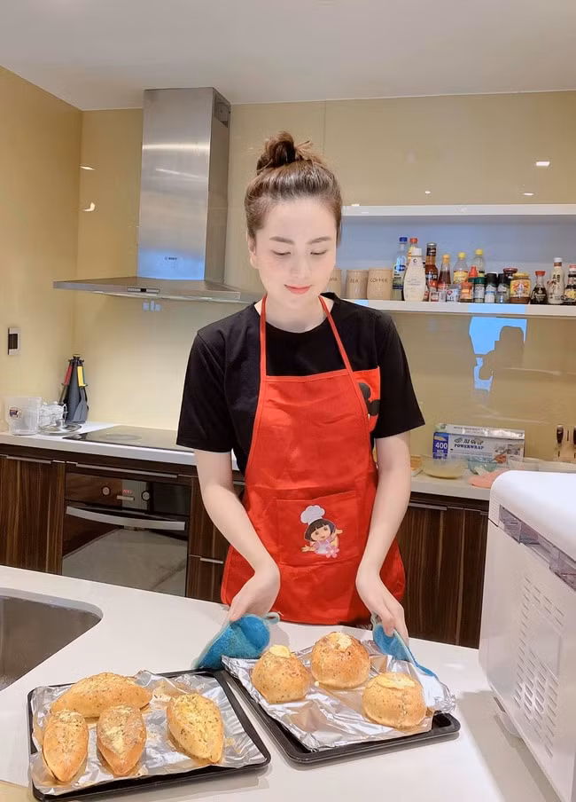 MC VTV Mai Ngoc tro tai nau an khong quen 'bat trend' pillow challenge-Hinh-9