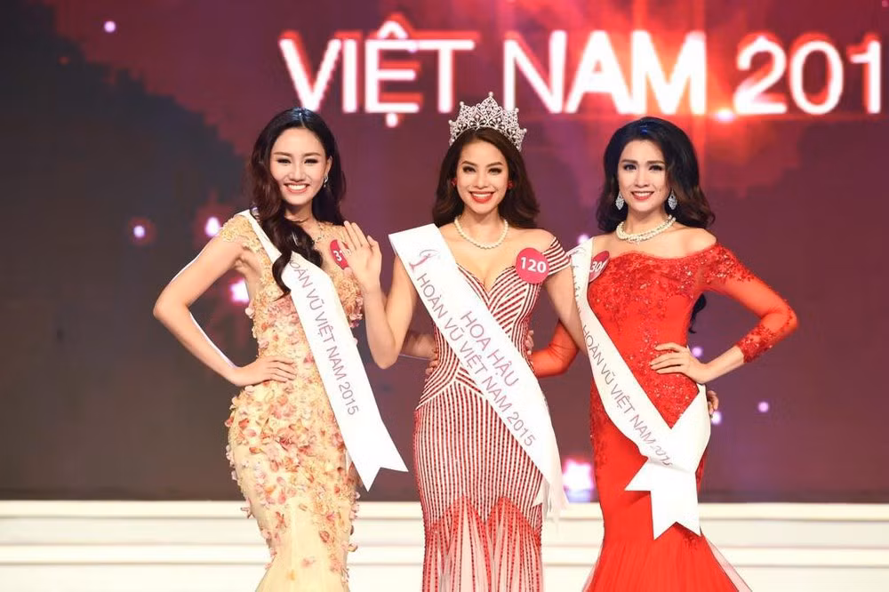 Tối 3/10/2015, Phạm Hương đăng quang Hoa hậu Hoàn vũ Việt Nam. Hai á hậu lần lượt là Ngô Trà My và Lệ Hằng. Sau 5 năm, cuộc sống của ba người đẹp có những ngả rẽ khác nhau. Phạm Hương và Trà My gần như không còn hoạt động showbiz, tập trung chăm sóc tổ ấm. Ngày 3/10 năm nay, họ cùng đăng ảnh nhắc lại kỷ niệm ở đấu trường nhan sắc. Ảnh: BTC.