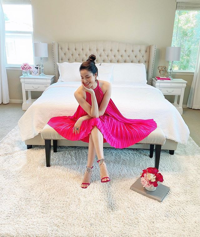 Đến nay, Hoa hậu Hoàn vũ Việt Nam vẫn chưa công khai người đàn ông của đời mình. Cô từng đăng ảnh giấu mặt, ghi lại khoảnh khắc lãng mạn của hai người nhưng đã xóa. Hiện, Phạm Hương duy trì công việc người mẫu ở nước ngoài. Ảnh: Instagram.