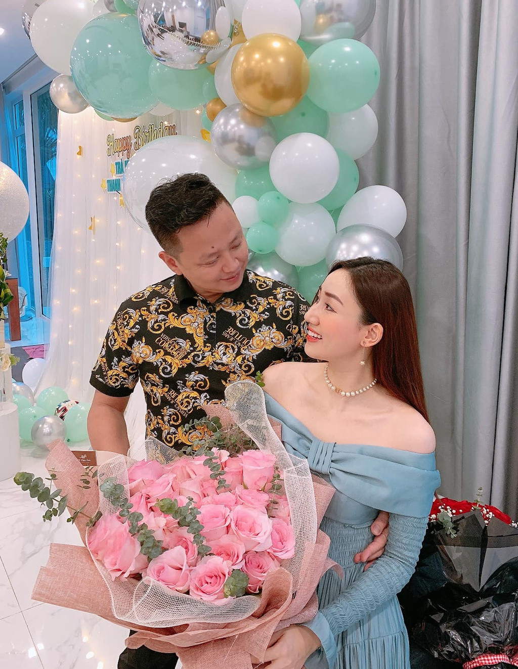 Á hậu I Ngô Trà My kết hôn không lâu sau khi giành giải ở cuộc thi sắc đẹp. Cô sinh con gái đầu lòng vào tháng 8/2016. Người đẹp thường xuyên chia sẻ khoảnh khắc gia đình hạnh phúc trên trang cá nhân. Cô không tham gia showbiz, dành thời gian cho cuộc sống hôn nhân nhiều hơn. Ảnh: FBNV.