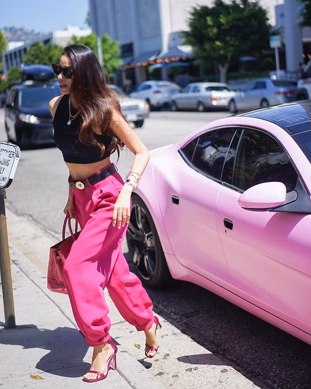 2018 cũng là năm Phạm Hương cho biết đã chuyển sang Mỹ sinh sống. Ban đầu, cô chia sẻ sang nước ngoài để chữa bệnh tuyến giáp. Trước tin đồn âm thầm kết hôn và sinh con, người đẹp ngầm phủ nhận. Cô chia sẻ: "Ở tuổi 27, tôi muốn sống cho gia đình, cho bản thân nhiều hơn”. Ảnh: Instagram.