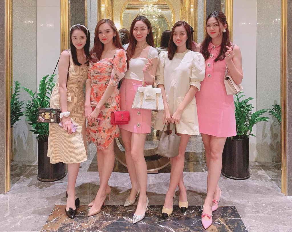 Trà My thỉnh thoảng tụ tập cùng nhóm bạn thân hoa hậu, á hậu Hà Nội, trong đó có em gái cô - Á hậu Thanh Tú (bìa phải). Thanh Tú cũng đã lên xe hoa và có con. Ảnh: FBNV.