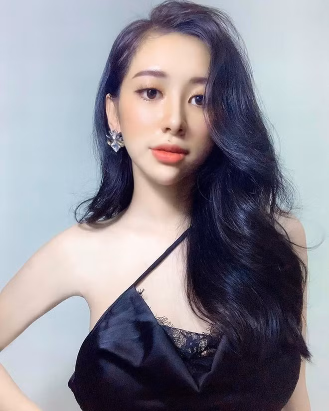 Diện mạo xinh đẹp như hot girl của cô nàng sau khi phẫu thuật thẩm mỹ. "Mình có tâm sự với mẹ về ngoại hình xấu khiến mình không tự tin vào bản thân. Không ngờ mẹ đã ủng hộ chuyện mình muốn đi phẫu thuật thẩm mỹ, thậm chí còn tài trợ toàn bộ chi phí và đưa đón mình đi. Mình biết ơn vì điều đó", Tường Vy chia sẻ. Cô gái trẻ tiến hành nâng mũi, tiêm filler má, môi và cằm để có được ngoại hình xinh đẹp như hiện tại.