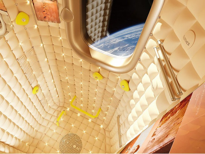 Những bức tường được trang bị hàng trăm chiếc đèn LED nano có khả năng thay đổi màu sắc cùng với những màn hình cảm ứng.