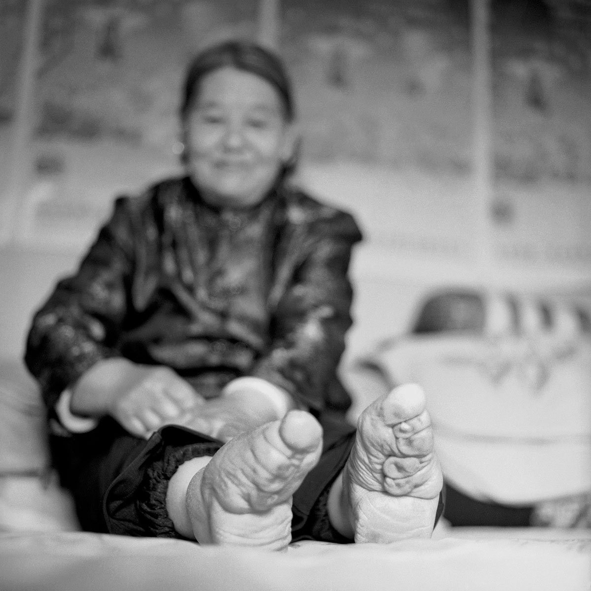 "Mọi người trong gia đình đã trêu chọc tôi tại lễ mừng thọ của ông nội vì tôi có đôi bàn chân to. Vì thế mẹ tôi quyết định bó chân tôi vào ngay ngày hôm sau", một cụ bà kể lại.