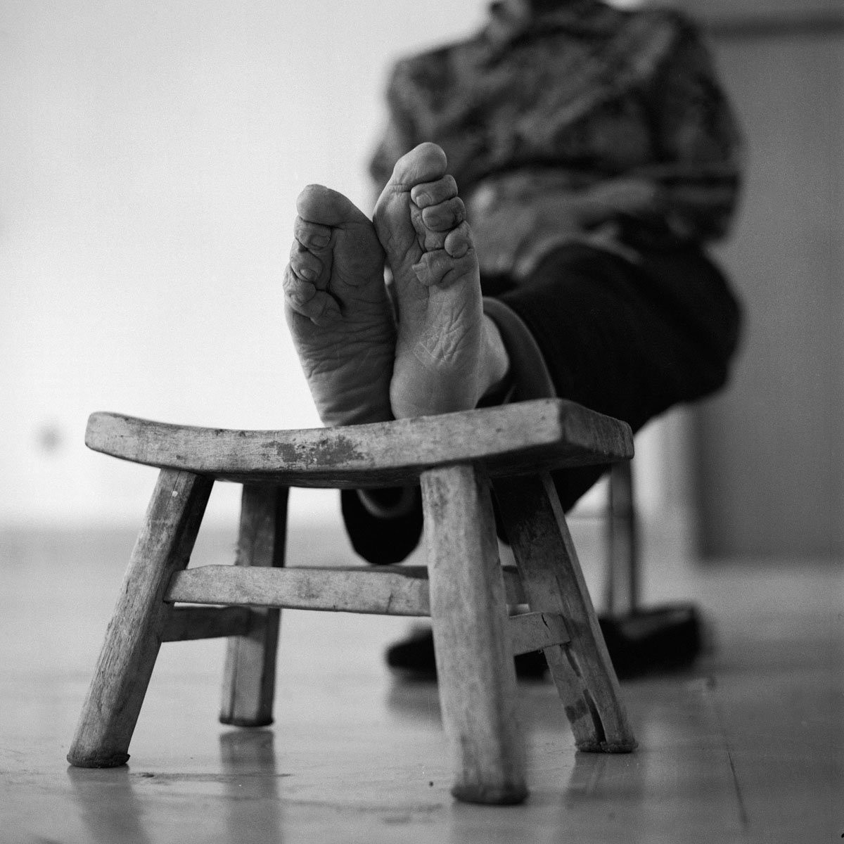 Nữ nhiếp ảnh gia cho biết hầu hết những người bó chân muốn quên quá khứ.