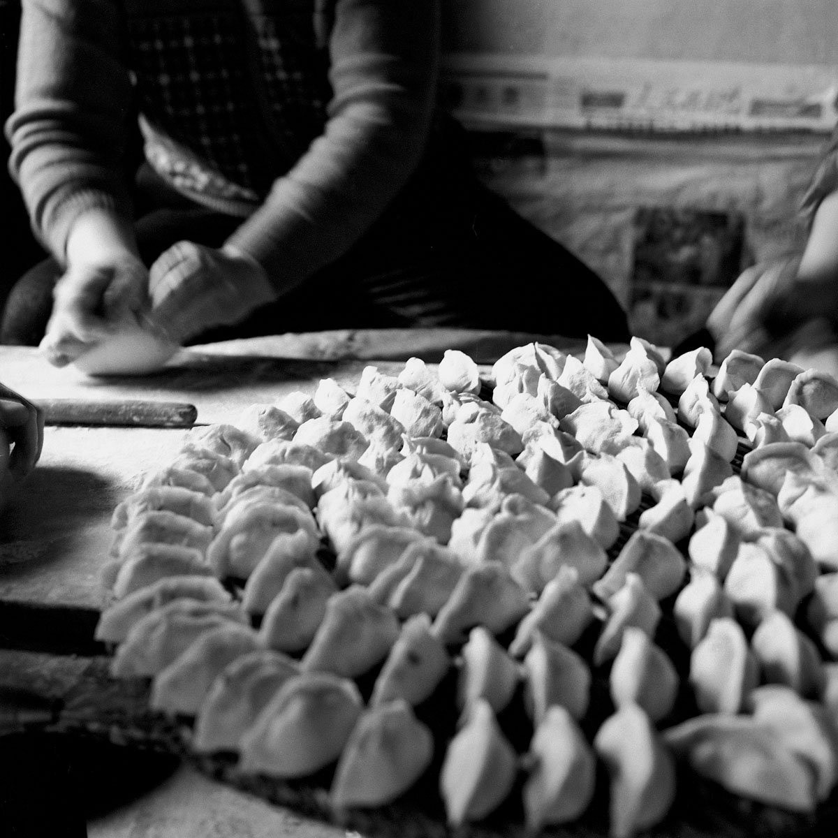 Khi trưởng thành, người bó chân có thể gặp một số vấn đề về sức khỏe. Những người phụ nữ lớn tuổi có nguy cơ gãy xương chậu và các xương khác cao khi ngã. Ngoài ra, họ cũng gặp nhiều khó khăn trong sinh hoạt.