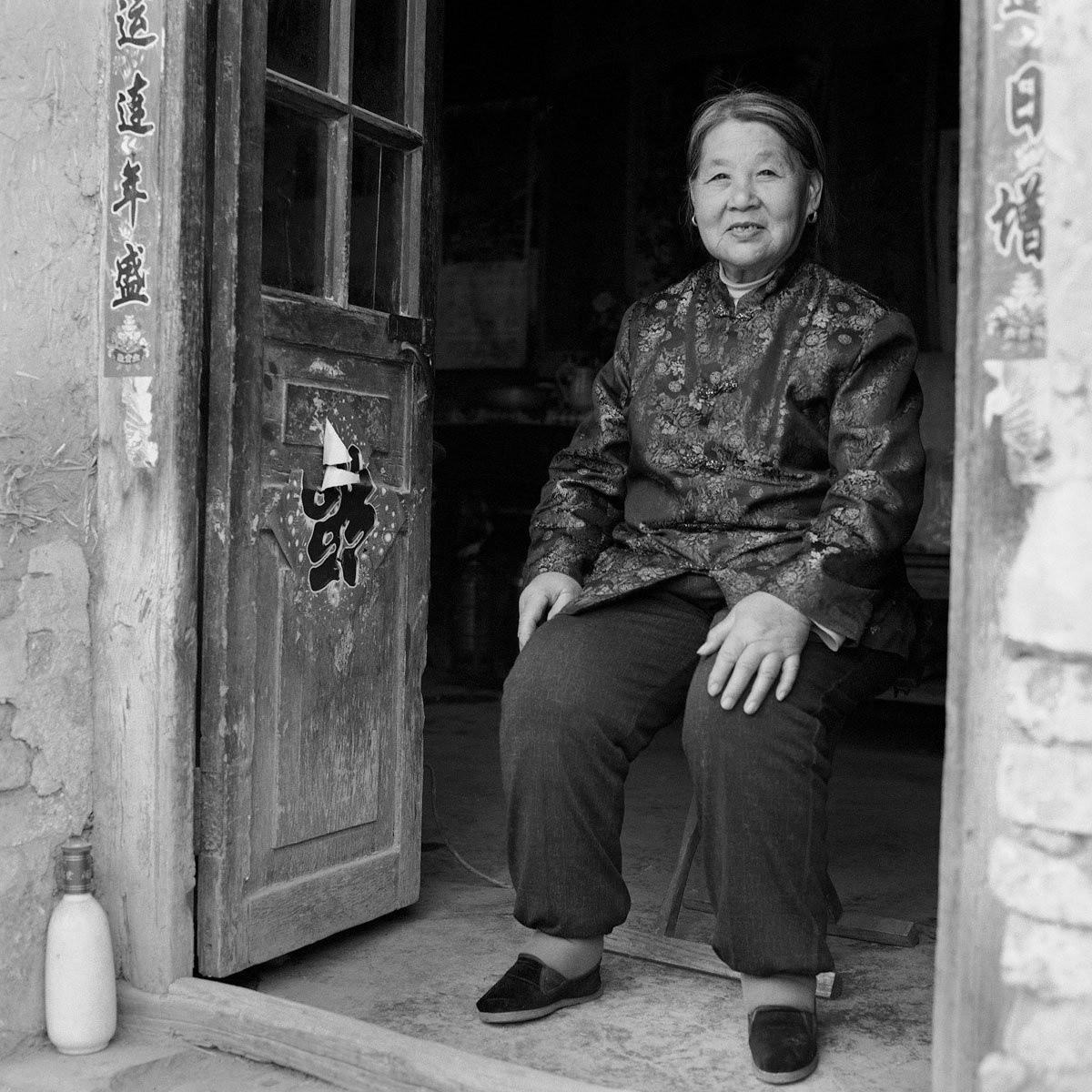 Các bé gái sẽ ngâm chân vào nước thảo mộc và máu động vật. Sau đó, các bà hoặc các mẹ sẽ cắt sâu phần móng để ngăn sự phát triển và tránh nhiễm trùng.