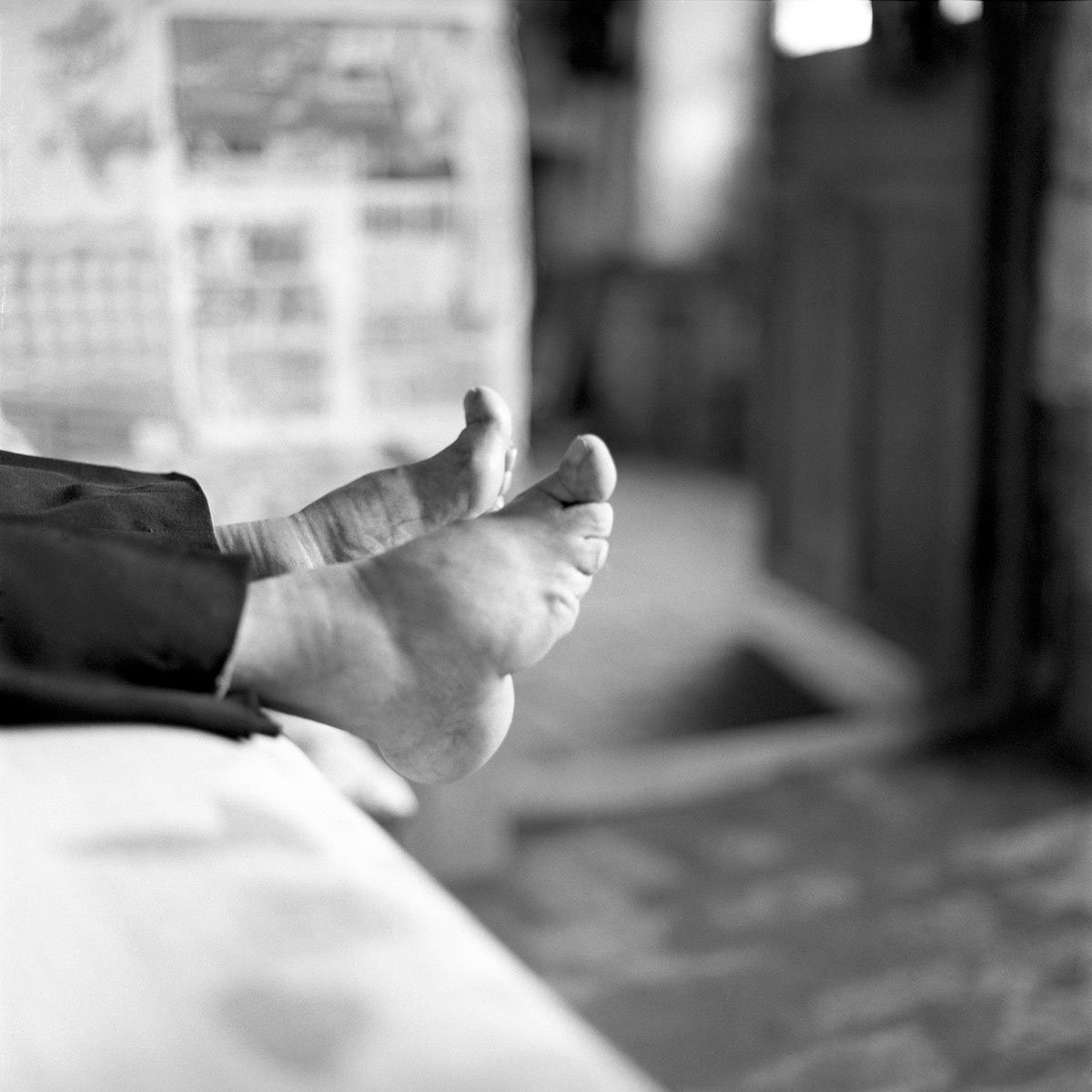 Phụ nữ Trung Quốc sử dụng vải để bó chặt chân sau khi họ bẻ gãy gập các đầu ngón xuống lòng bàn chân.