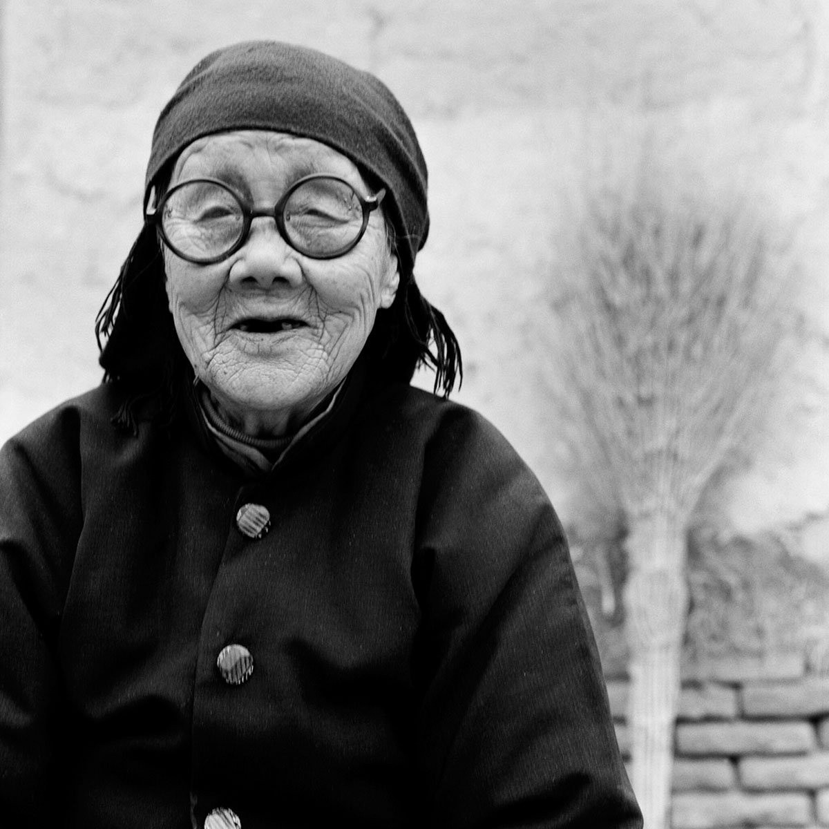 Nhiếp ảnh gia chia sẻ hình ảnh những người phụ nữ bó chân từ nhiều vùng quê nghèo của Trung Quốc.