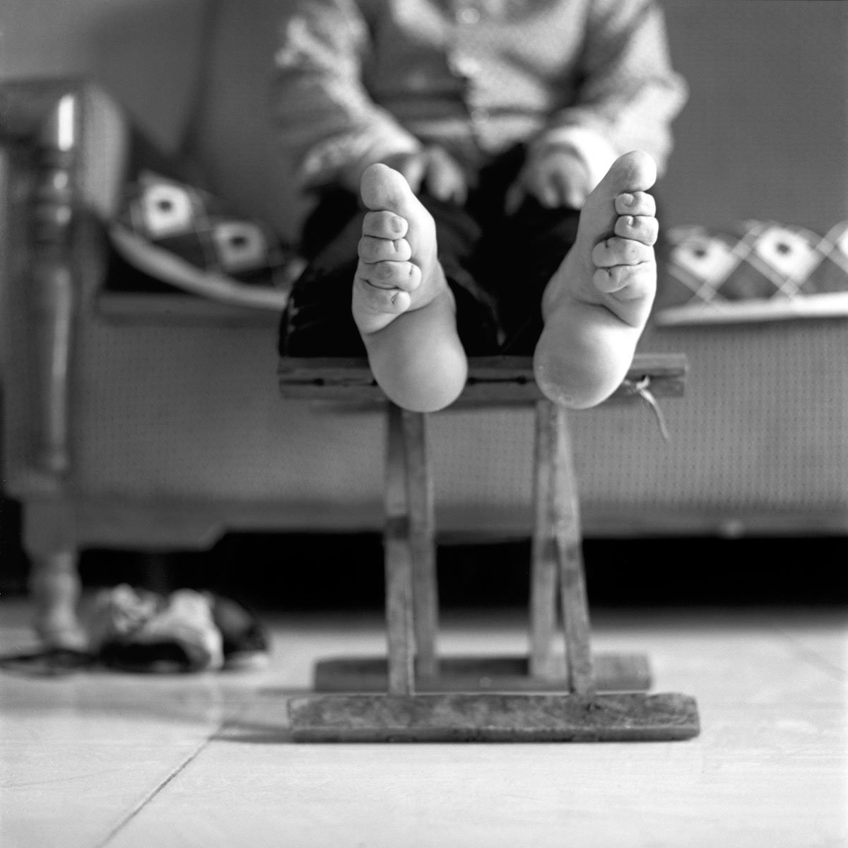 Jo Farrell, nhiếp ảnh gia người Anh, đã đi khắp các vùng nông thôn Trung Quốc trong vòng 8 năm để tìm những phụ nữ "gót sen vàng ba tấc". Theo các nhà sử học, tục lệ bó chân bắt đầu vào thế kỷ thứ 10 với quan niệm nâng cao địa vị và sự giàu có cho người phụ nữ. Tại nhiều làng quê, nhiều thiếu nữ tiếp tục bó chân, bất chấp lệnh cấm của chính quyền vào năm 1912.