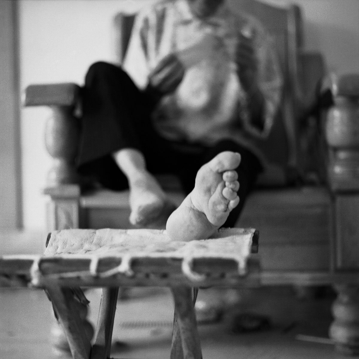 Xã hội phong kiến Trung Quốc quan niệm bàn chân nhỏ là đỉnh cao vẻ đẹp của người con gái. Một nhà nghiên cứu sử học cho biết bàn chân sen hạn chế sự di chuyển của người phụ nữ, khiến họ phụ thuộc vào chồng và gia đình.