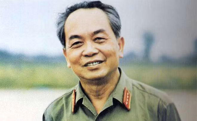  Đại tướng Võ Nguyên Giáp (1911-2013): Đại tướng Võ Nguyên Giáp được mệnh danh bậc thầy số một về chiến tranh du kích. Báo chí, truyền thông nước ngoài gọi ông là "Napoleon của Việt Nam". Sinh thời, Đại tướng Võ Nguyên Giáp nhận được sự kính nể của ngay chính đối thủ như tướng De Castries của nước Pháp hay Bộ trưởng Quốc phòng Robert McNamara của nước Mỹ. Cùng Hưng Đạo vương Trần Quốc Tuấn, Đại tướng Võ Nguyên Giáp là một trong 10 nhà cầm quân kiệt xuất nhất lịch sử theo danh sách bình chọn của Hội đồng khoa học Hoàng gia Anh vào năm 1984.