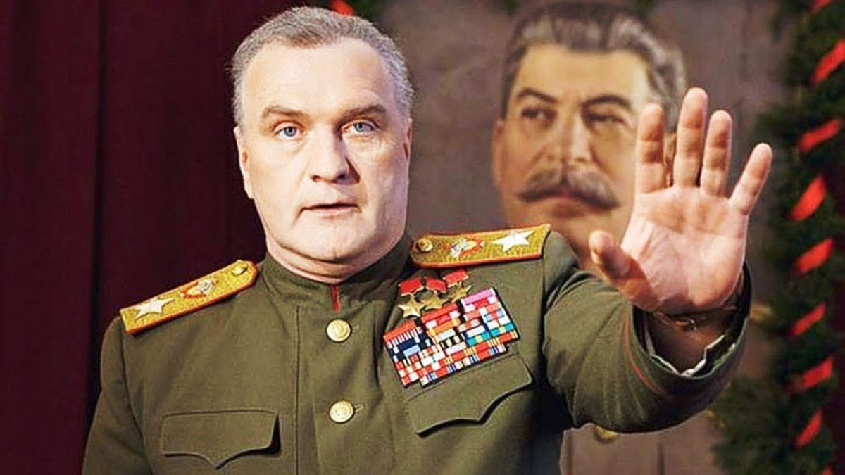  Georgy Zhukov (1896-1974): Theo Sputnik, Georgy Zhukov, sinh năm 1896 trong một gia đình nông dân nghèo ở Strelkovka, Kaluga Oblast (Nga). Sau khi gia nhập Đảng Bolshevik sau Cách mạng Tháng Mười năm 1917 và nhanh chóng chứng tỏ là người có tài thao lược trong các hoạt động chiến đấu trong Nội chiến Nga, giai đoạn 1918-1921, con đường binh nghiệp của Zhukov thăng tiến rất nhanh, ông lần lượt được bổ nhiệm nhiều vị trí quan trọng trong Hồng quân Liên Xô. Tên tuổi của Zhukov được khẳng định qua cuộc phản công ở Stalingrad năm 1942, giúp Hồng quân lật ngược thế cờ, chuyển từ phòng ngự sang phản công. Zhukov được cho là người khai sinh chiến thuật xe tăng của cực kỳ hiệu quả của Hồng quân Liên Xô.