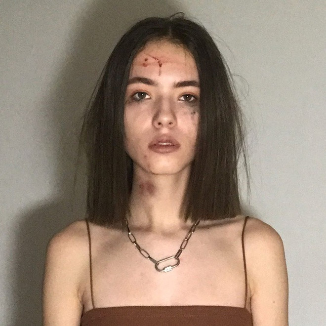 Thay vì xuất hiện với vẻ ngoài lung linh, nhiều người không ngại khiến bản thân trông "tàn tạ", nguy hiểm trong các bức hình "mugshot". Một số còn dùng thủ thuật trang điểm để tạo vết thương giả, vết bầm tím để lên hình "ngầu", nguy hiểm hơn.