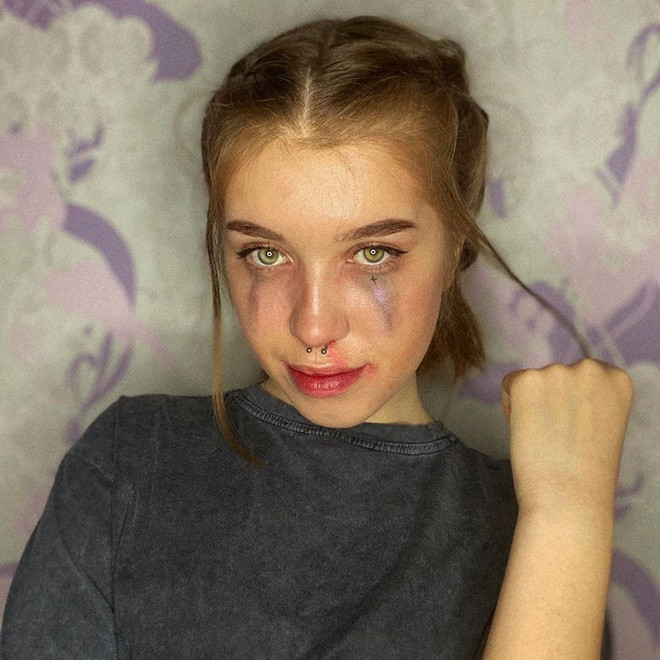 Không chỉ vậy, nhiều bạn trẻ còn "đầu tư" phần bảng đo chiều cao phía sau hoặc tấm bảng ghi "tội danh" tự bịa ra để bức ảnh thêm phần chân thực.