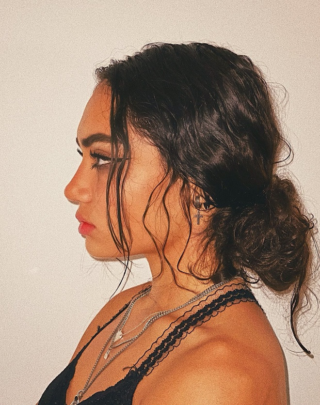 Tuy nhiên, trào lưu này bị lên án vì cho rằng sẽ cổ xúy hành vi bạo lực, tội ác. Bên cạnh đó, những nạn nhân thực sự của bạo lực gia đình hay tội phạm sẽ không thấy thoải mái khi nhìn những bức ảnh "mugshot" giả mạo này.