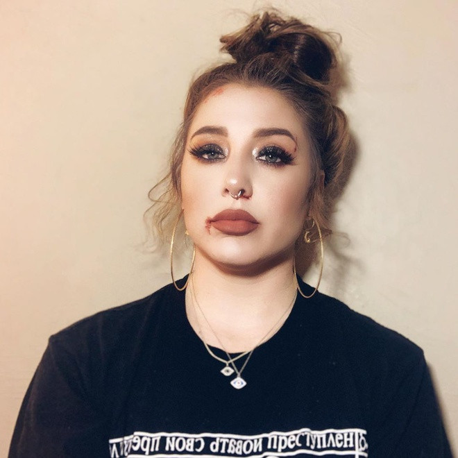 Thời gian gần đây, giới trẻ nhiều nước trên thế giới hưởng ứng trào lưu đăng ảnh "mugshot" làm xấu bản thân lên mạng xã hội. "Mugshot" là các bức ảnh chân dung nghi phạm ở nhiều góc mặt được cảnh sát chụp lại khi mới bắt giữ để phục vụ công tác điều tra.