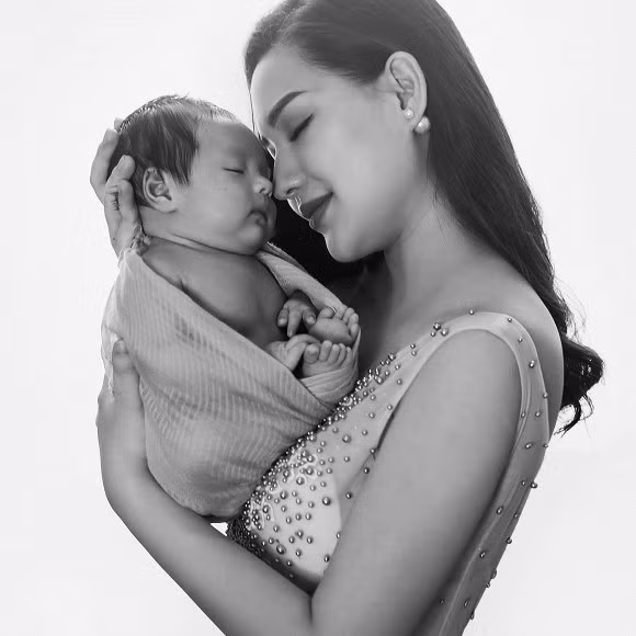 Vo cu cua co dien vien Duy Nhan lan dau khoe anh con dau long-Hinh-2