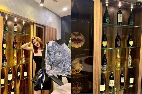 Khu vực tủ rượu trong căn hộ nơi dành riêng cho tiếp khách Ở phòng khách được bài trí đơn giản với bàn tròn trắng và ghế sofa tương đối to và rộng. Người đẹp thường xuyên mời bạn bè nghệ sĩ trong showbiz đến chơi nhà nên đây cũng là một khoảng không gian được tận dụng tối đa khiến cho không gian sống rộng rãi thoáng mát hơn. Phòng khách có một chiếc ti vi đặt trong phòng khách cũng thuộc dòng cao cấp và thiết bị loa đắt tiền đặt hai bên.