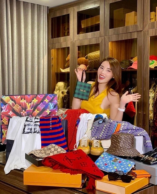 Một phòng để riêng hàng hiệu mắc tiền Khu vực ban công người đẹp trồng nhiều loại hoa cây cảnh và tự tay chăm sóc hoa tại ban công cho thấy cô sống trong một tầng tương đối cao.