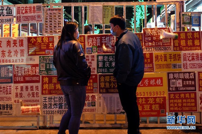 Nguoi Trung Quoc ra duong mua sam, di choi dong hon-Hinh-2