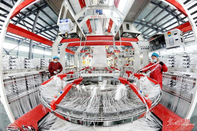 Nguoi Trung Quoc ra duong mua sam, di choi dong hon-Hinh-10