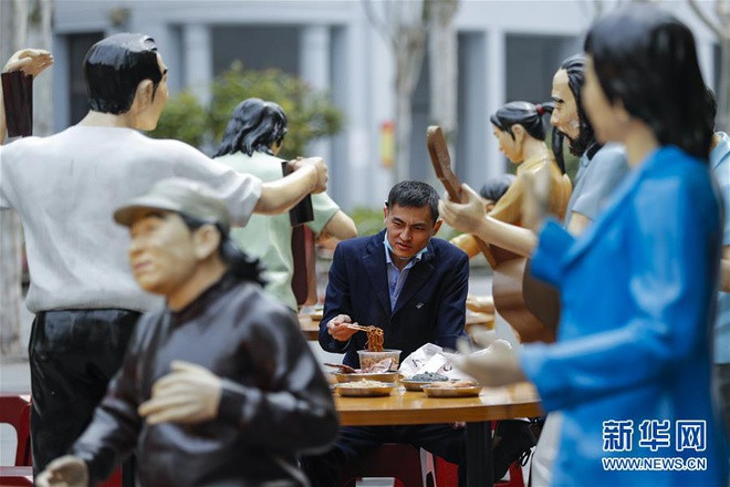 Nguoi Trung Quoc ra duong mua sam, di choi dong hon-Hinh-4