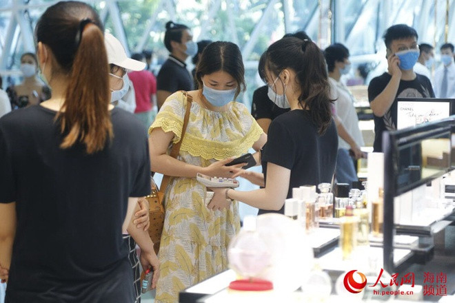 Nguoi Trung Quoc ra duong mua sam, di choi dong hon-Hinh-9