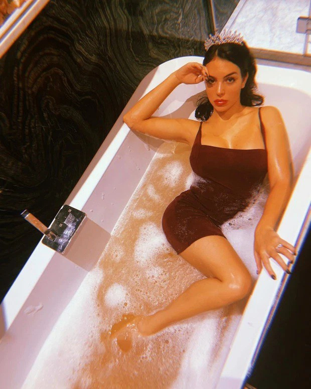 Nhan sac nhung my nhan tung vuong luoi tinh Ronaldo-Hinh-4