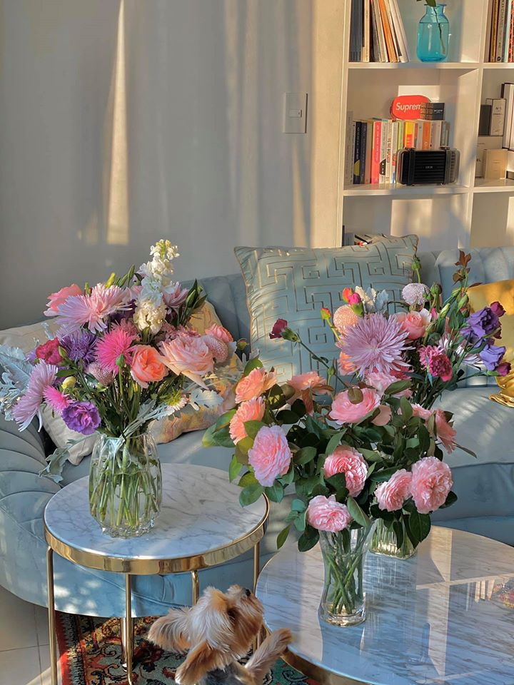 Khánh Linh rất thích hoa.